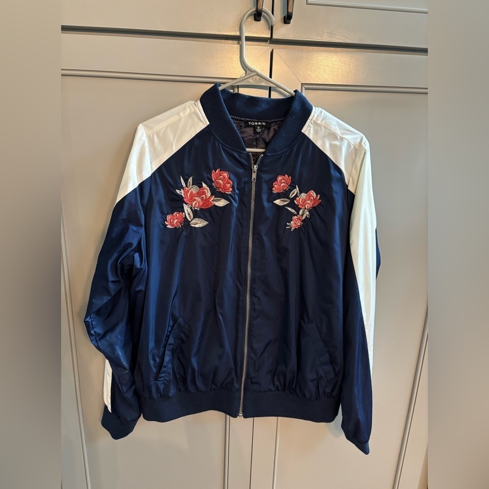 Torrid Women's Size 0 XL Bomber Jacket satin  Blue Polyester Roses EUC